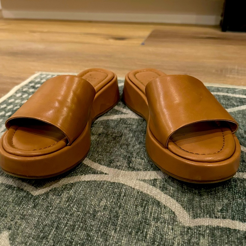 A‎ New Day Tan Platform Slides
